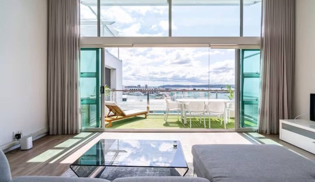 Spacious Sanctuary With Spectacular Harbour Views!