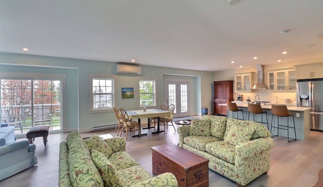 Spacious upper level 2 bedroom unit overlooking the water