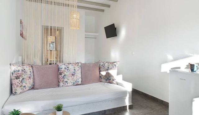 Studio Apartment 'Calm Suites Kythnos 2' with Sea View, Wi-Fi and Air Conditioning
