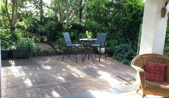 Studio flat in Leafy suburb close to city