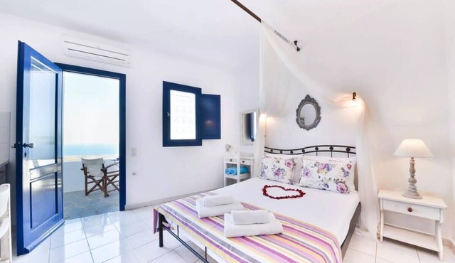 Stunning 1BR Suite next to the Ocean in Santorini