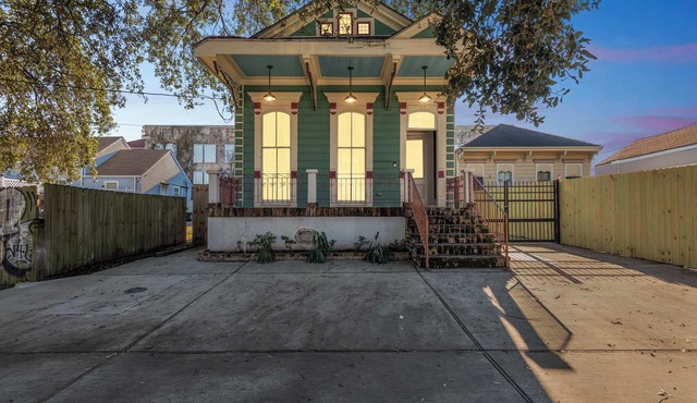 Stylish, Central Nola Getaway! Parking+Street Car