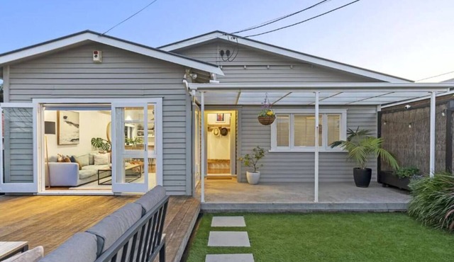 Sunny Central Auckland Villa with Hot Tub. Pet Friendly!