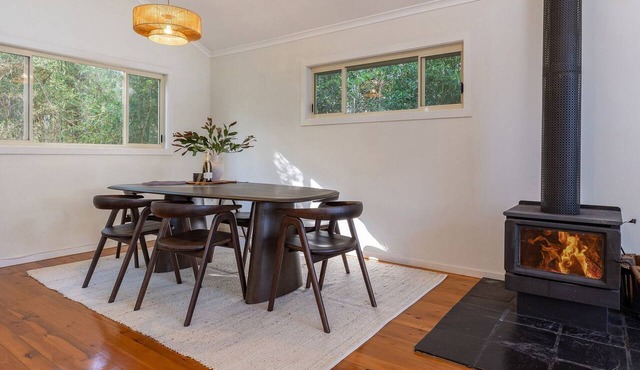 Sunset Palms - Escape to our delightful holiday home nestled in the heart of Smiths Lake,