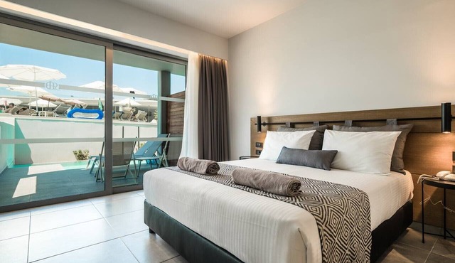 Superior Double Room with Swim-up Sharing Pool – Inland View