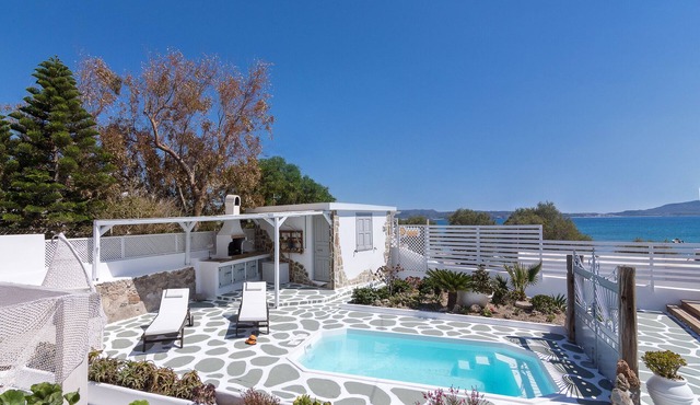Swimming pool villa near the sea
