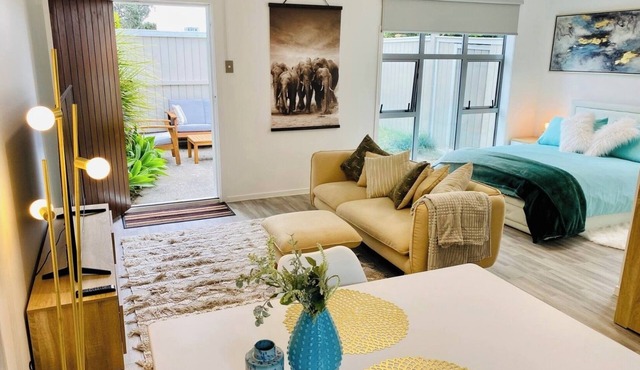 Takapuna Guest House. Modern, private self contained. Stroll to Beach & Shops