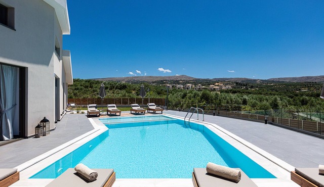 TreeTop Villa I, Private Pool, BBQ & Playground, close to Beach & Shops