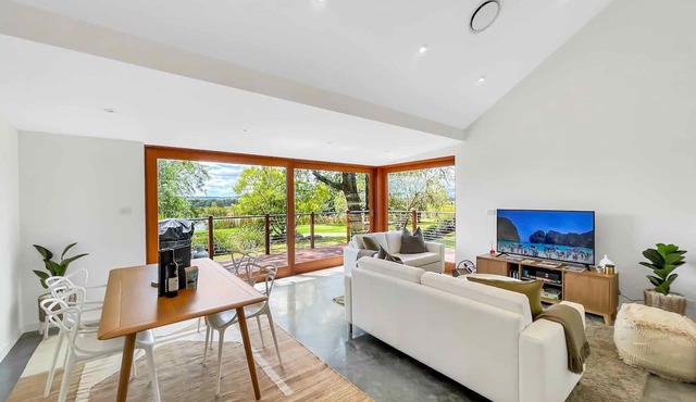 Two Doors - Unique 2 bdrm cottage on picturesque vineyard estate