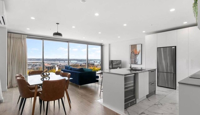 Union Green Apt w Stunning Views & Free Parking