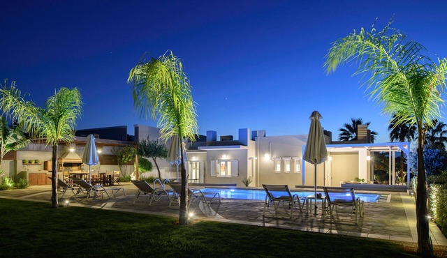 Unique Villa with Lavish outdoor area in Adele