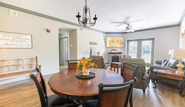 Updated Clean Spacious 3BR/2BA Condo right off the parkway! Pools/WiFi/Grills