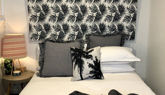 Urban Escape, cosy little getaway, bright and sunny with private deck.