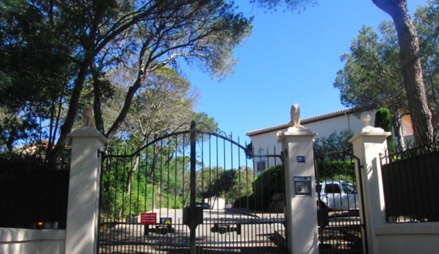 Very beautiful luxury estate, trees, secure, parking, beach 50 m
