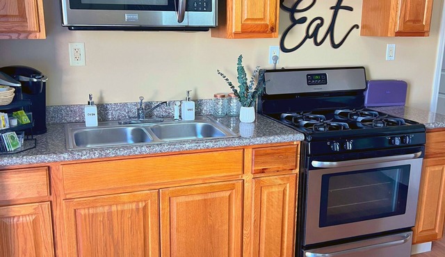 Vibrant Studio, WiFi, Free Park- Walk to UNO, 2mi to city park, 4mi FrenchMarket