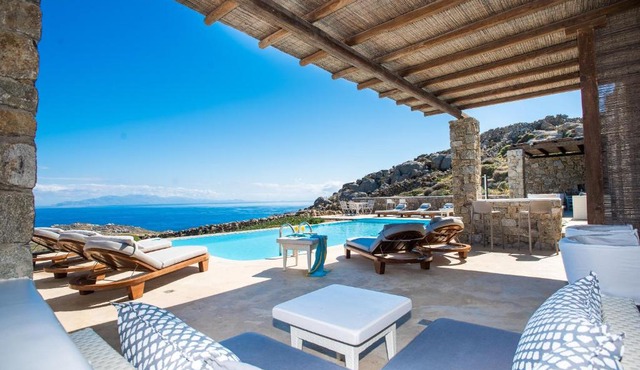 Villa Amallini, Luxe Infinity Pool