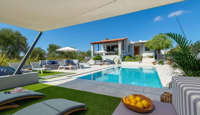 Villa Ampelaki, premium 5 bdr villa with heated pool