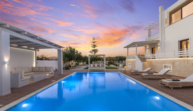 Villa Eva Milos: 4 Bedroom, Private Pool & BBQ, 200m away from the beach
