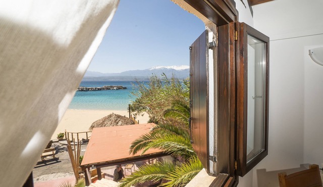 Villa Marathoula, Beachfront, sea view, a few steps from the water! sleeps 4+