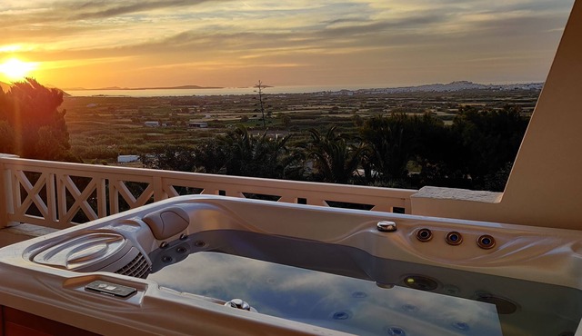 Villa Santa Mavra is a traditional villa 460 m2 in Glynado Naxou.
