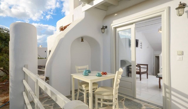 Villa Selvarion, Private Furnished Terrace, Shared Pool, Naxos