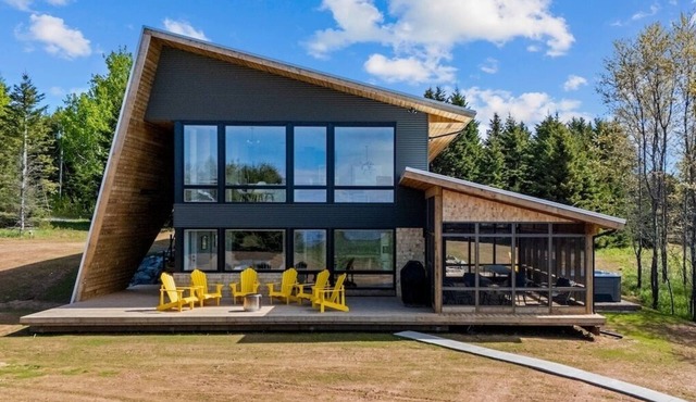 Water Front 6BR Oasis w/Hot Tub & Views, Near Victoria-by-the-Sea