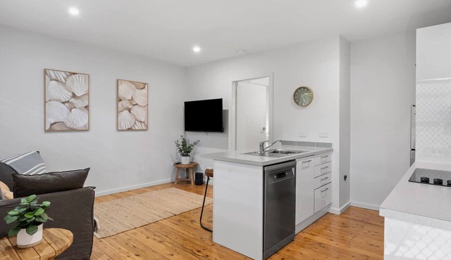 Your Merewether Getaway - Surf, Sip & Stay in Merewether
