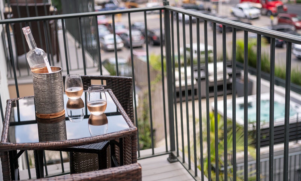 Central Business District Condo | The Natchez Near FQ - Private Balcony! Heated Pool in Courtyard, Family Friendly