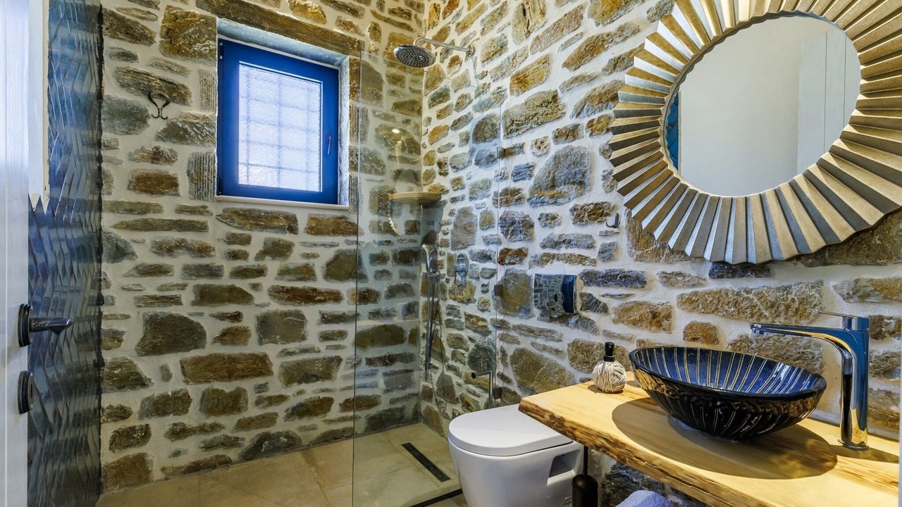 Photo of Others in Glossa