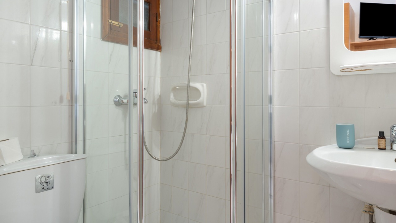 Photo of Bathroom in Amoopi
