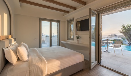 Honeymoon Suite with pool