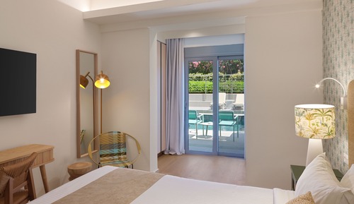 Deluxe Swim Up Room