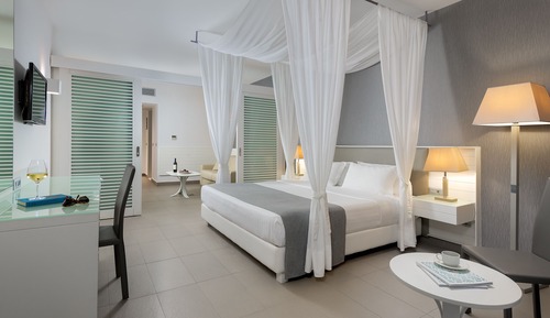 Junior Suite, Pool Access, Sea View