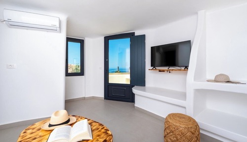 Suite (Santorini Cave 80m away ANNEXbuilding)