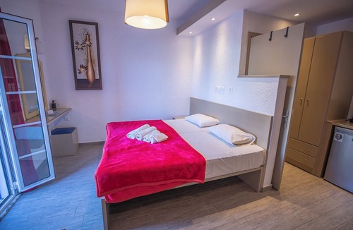 Kamari House | CALLIOPE MAILLE STUDIOS & APARTMENTS