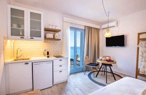 Aperio Apartment | Yploui Suites 1 in Kira Panagia