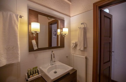Eptalofos Condo | Eptalofos Guesthouse - Cozy Double Nest with Balcony