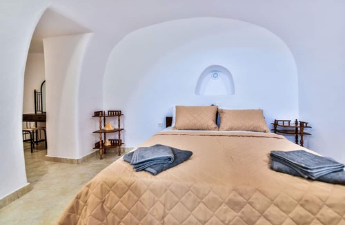 Finikia Apartment | Caves 1880