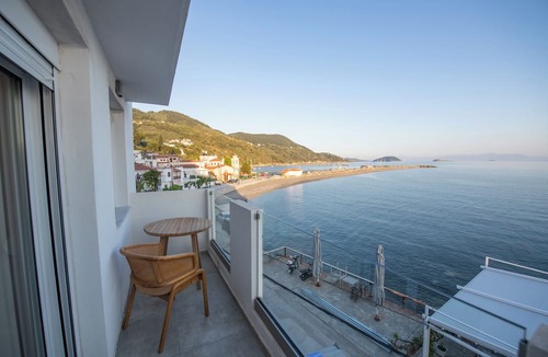 Loutraki Apartment | Flisvos Beachfront Apartments