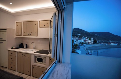 Loutraki Apartment | Flisvos Beachfront Apartments