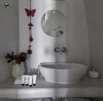 Finikia Villa | Finikia -Foinikia - Luxury Cave - A Wonderful 2 Bedroom Villa - Hot Tub