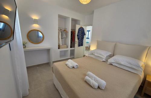 Kamari Apartment | White wave houses