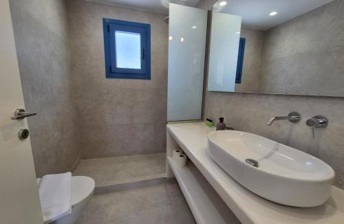 Kamari Apartment | White wave houses