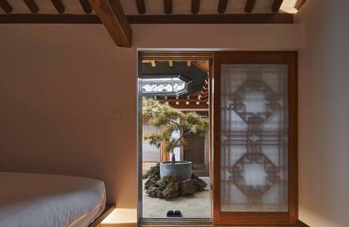 Gahoe-dong Apartment | Lurury Hanok Stay Reflection