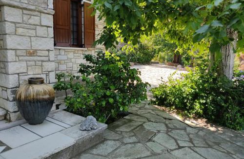 Zagora-Mouresi Villa | White stone house with great sea view