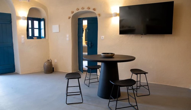 Amphora Cave House in Oia Foinikia