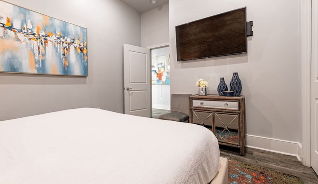 Luxury Condo Walk Anywhere & Everywhere! The Bordeaux
