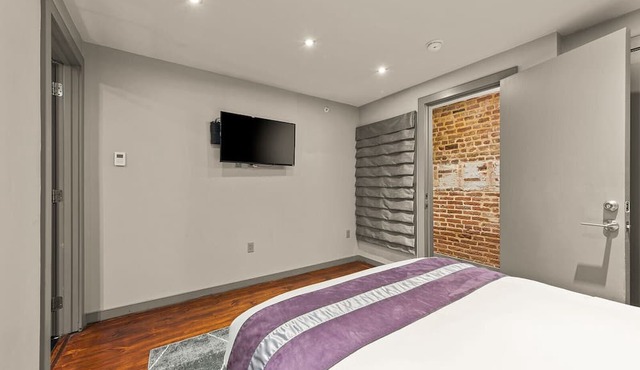 Poolside Condo w Hot Tubs, Grill Near French Qtr, Great for Families & Groups