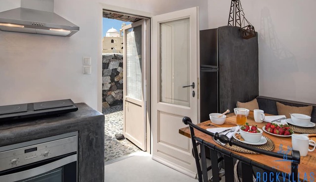 Rock Villas - Emporio | Pool, Jacuzzi, Castle View