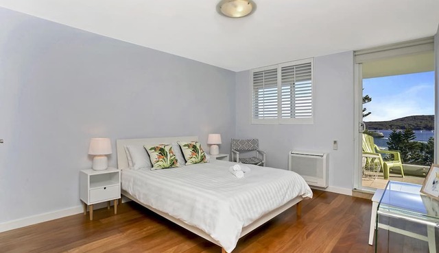 Manly- MAN29 East Esplanade - Renovated 2BR with Stunning Harbour Views Balcony Opposite Manly Ferry